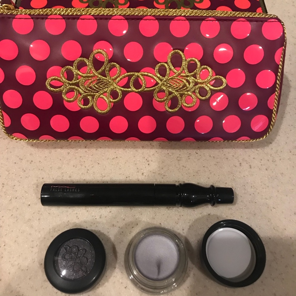 NEW MAC Nutcracker Sweet Smokey Eye Kit